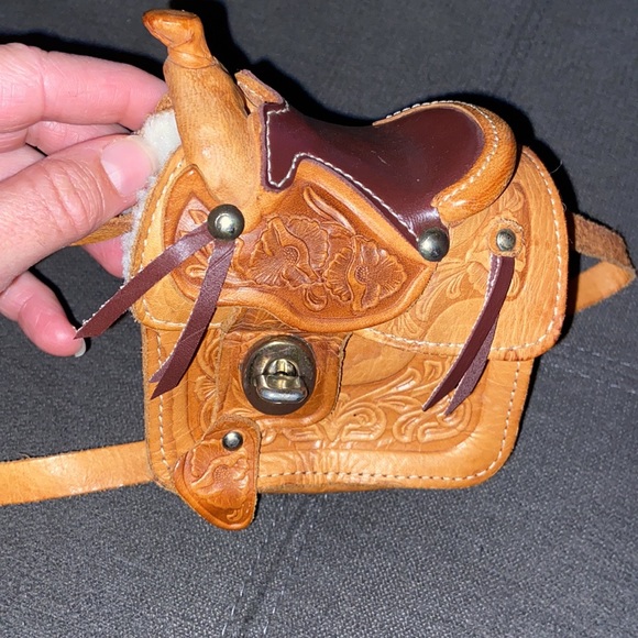 Vintage 1970’s  leather tooled saddle bag purse - Picture 7 of 8